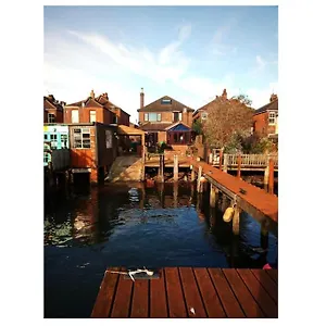 https://the-retreat-a-luxury-riverside-cottage-garden.bournemouth-hotels.org