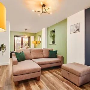Holiday home Beautiful House In Manchester Sleeps 8 Inc Parking, Wythenshawe